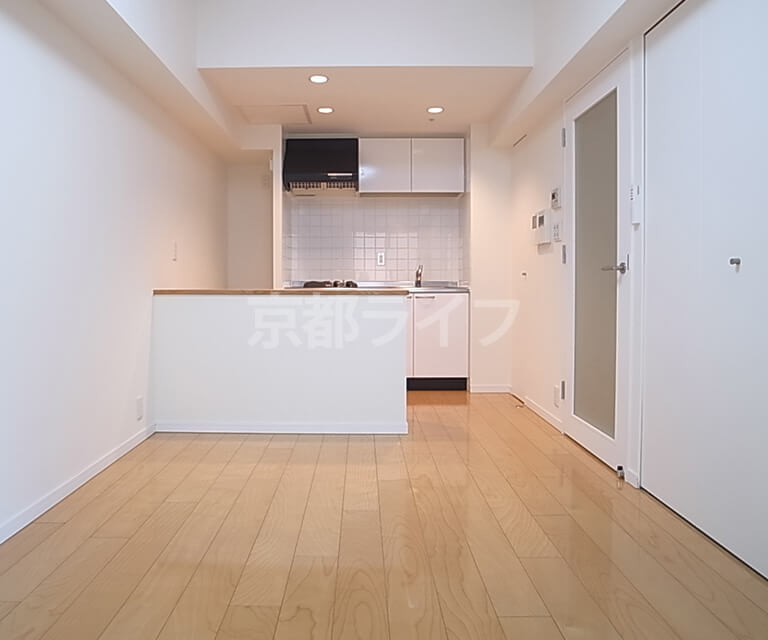部屋によりデザインの異なるキッチン(1107号/カウンターテーブル)