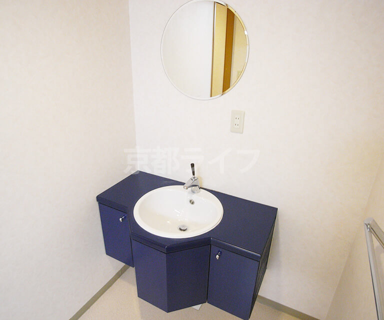 丸い鏡が特徴の独立洗面台（301号室）