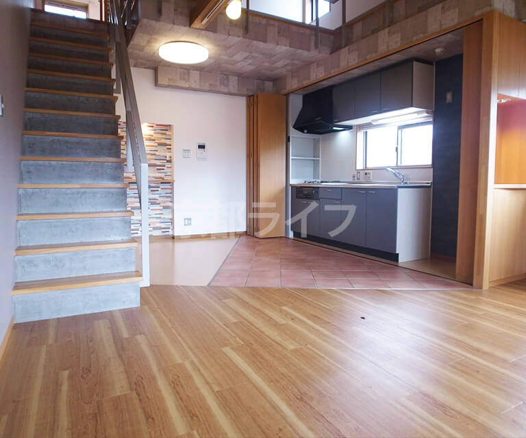 木とコンクリート調和が印象的な室内階段