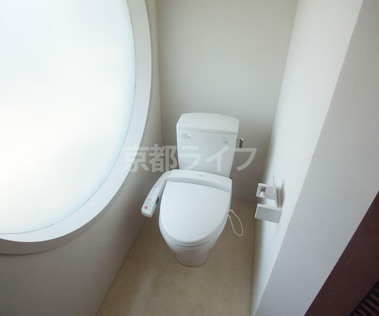 個性的なデザイン窓のトイレ(202号室)