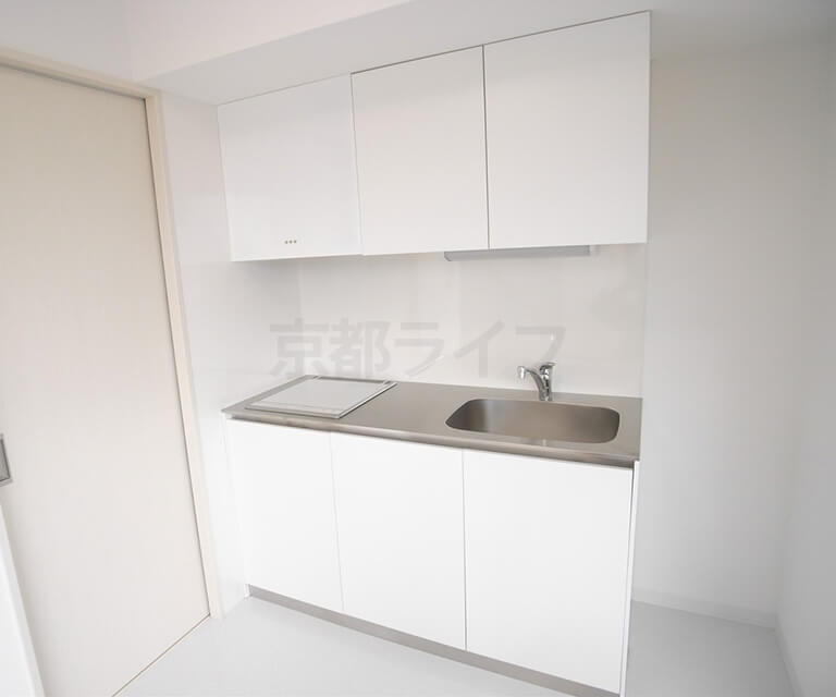 白で統一した清潔感のあるシステムキッチン（2LDK／503号室）