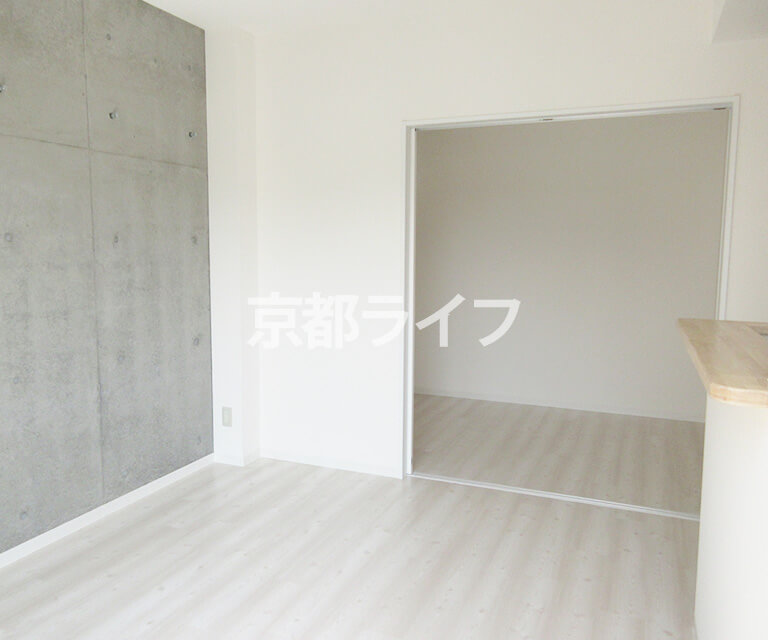 白基調の室内にコンクリート壁がアクセント（202号室）