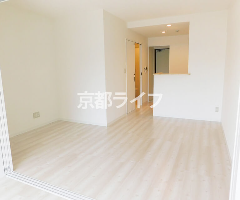 明るめの床色に合わせた白基調の室内（205～207号室）