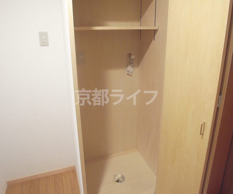 洗濯機置場も扉付きで室内の雰囲気を損なわないデザイン（2K/南号室）