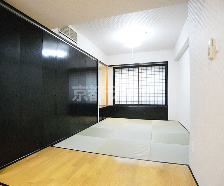 琉球畳と市松目地のクロスを組み合わせた和室（2-A号室）