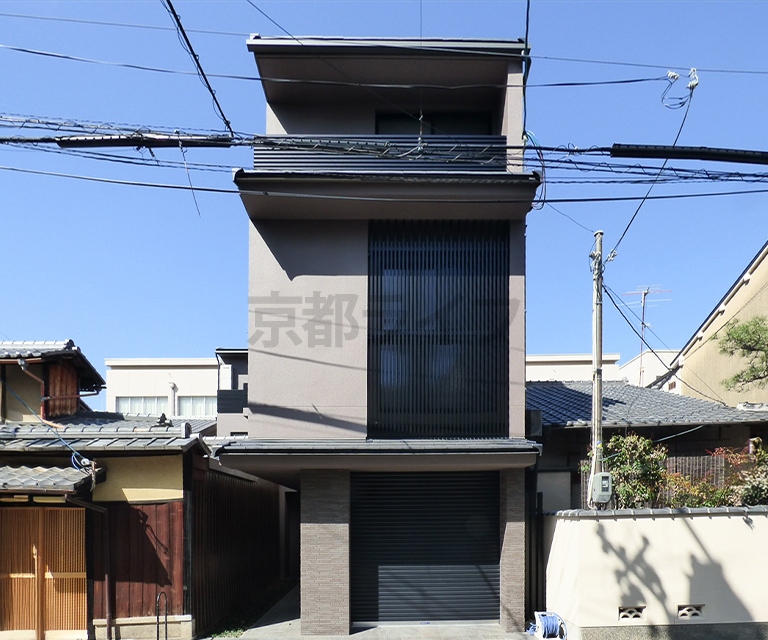 格子が特徴的な外観