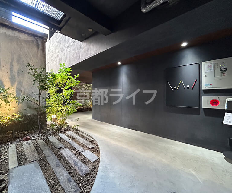 半屋外になっている開放感のあるアプローチ