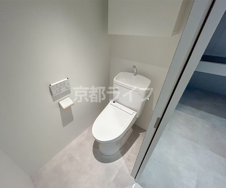 清潔・快適に使える収納棚つきトイレ