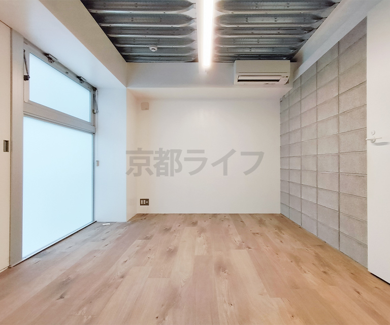 ブロックの壁が印象的