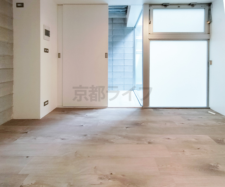 玄関部分は壁一面ガラス張りで採光◎
