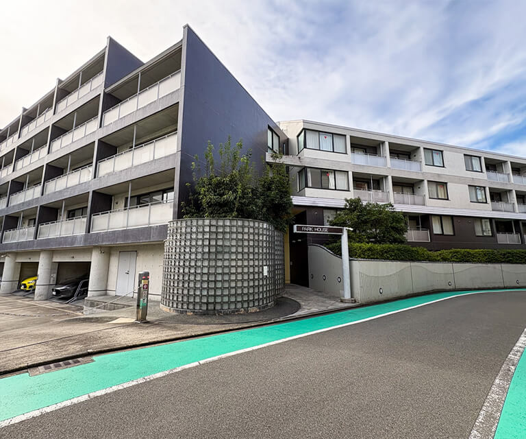 直線と曲線が生み出す個性的な外観