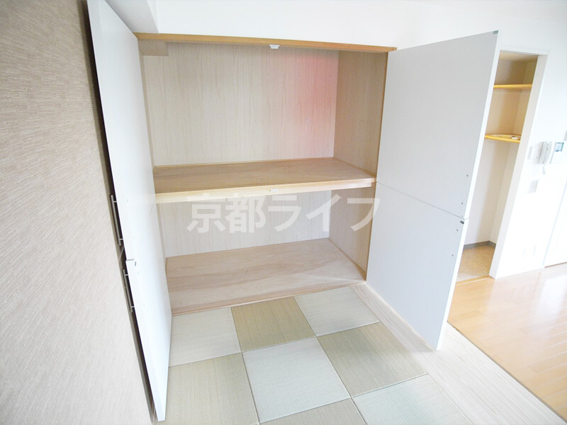 和室は格子柄のデザイン畳がアクセントに。大きな収納も（2K／206号室）