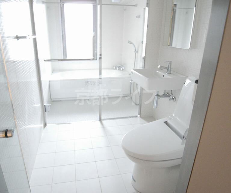 クリアな扉が開放的な空間を創造する浴室　※ガラス張りでないタイプもあります。