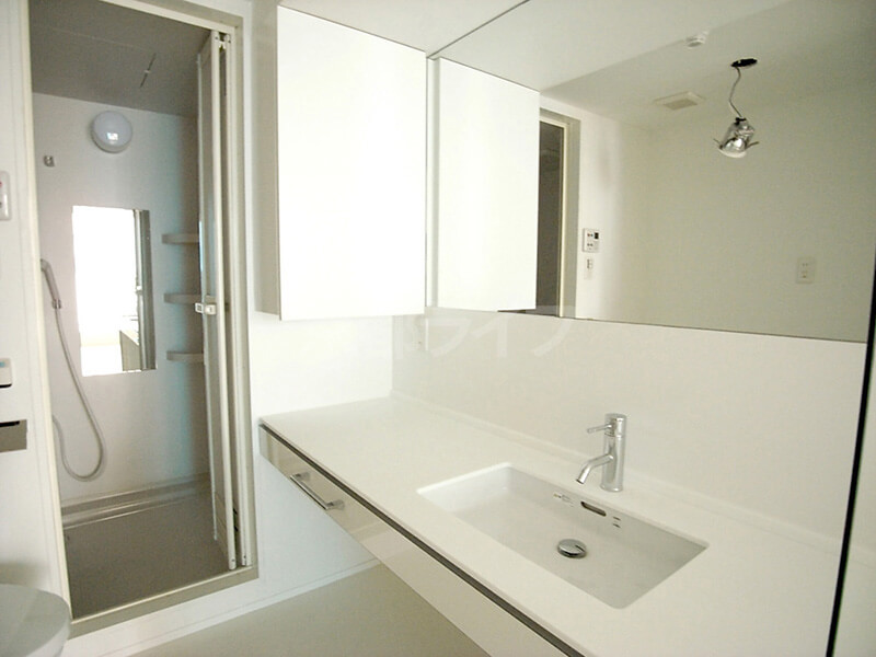 大きな鏡とゆとりのスペースを持つ独立洗面台