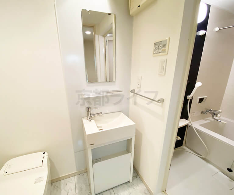 1Kタイプはシャープなデザインの独立洗面台を採用。バスルームは追い焚き機能付