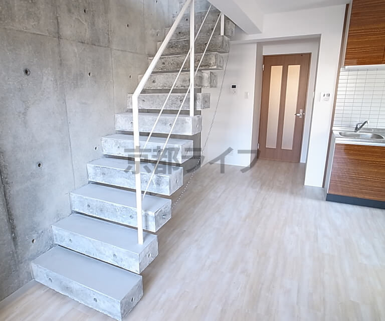 ブロックで構成された、無機質なデザインの階段