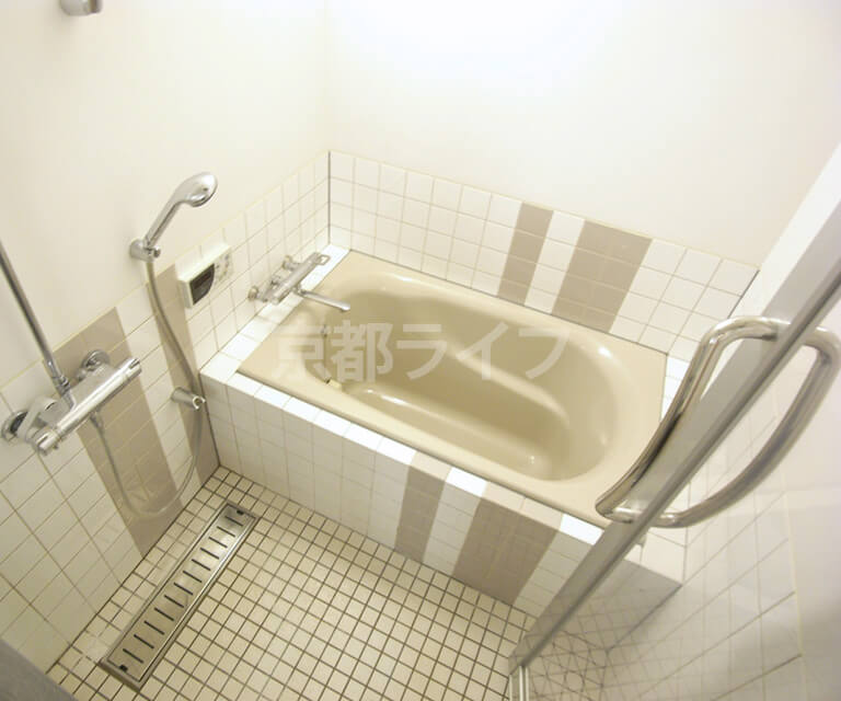 タイル張りがお洒落なデザイン浴室（追い焚き機能付）