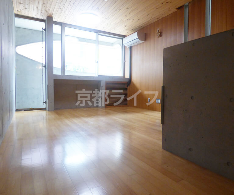 外壁に設えられた窓から、室内に「木漏れ日」のように光が入ります（101号室）