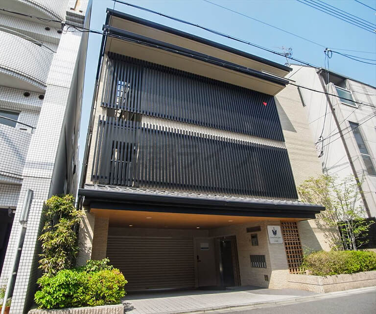黒格子が目を引く外観