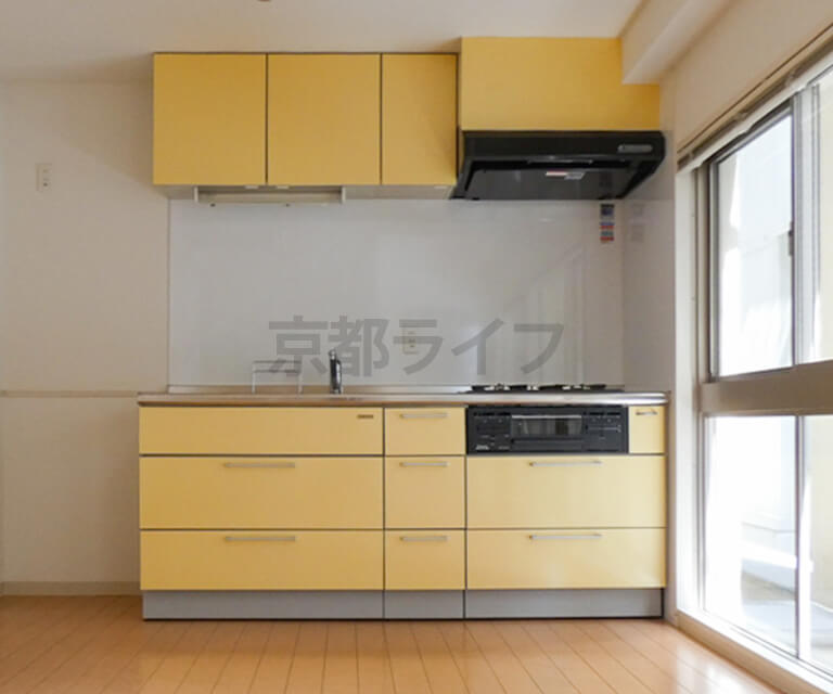 黄色のキッチンパネルが映えるキッチン