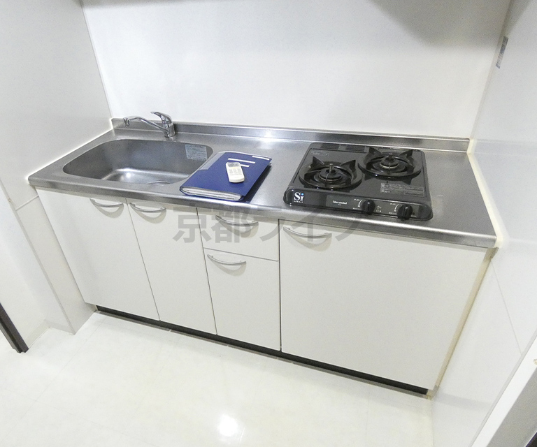 2口コンロ付きのキッチンで調理がラクラク
