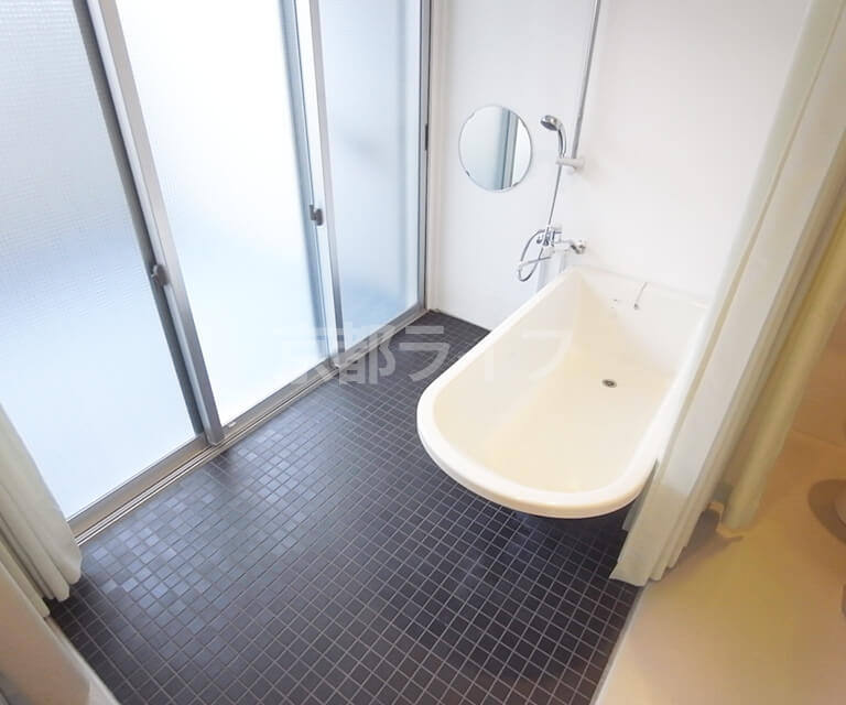 シャープな足つきのバスタブ 浴室から景色を望めます（701号室）