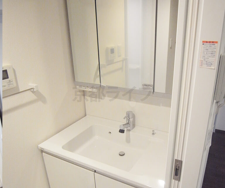 大きな鏡の独立洗面台（202号室）