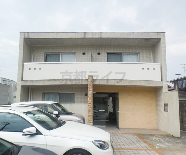 打ちっぱなしのコンクリートがモダンな外観