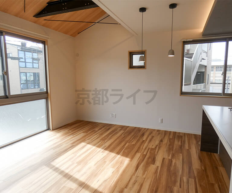 木目の勾配天井と間接照明が印象的な住空間(E号室)