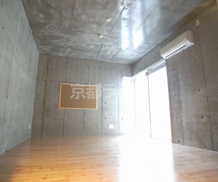 お部屋によっては天井もコンクリート打ちっ放しです（201号）