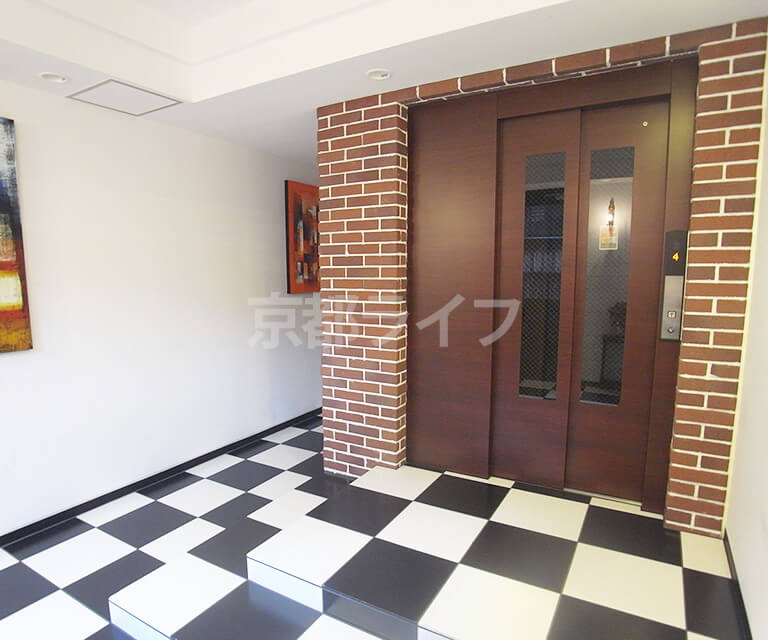 モノクロの床と絵画を組み合わせたNYスタイルの共有廊下