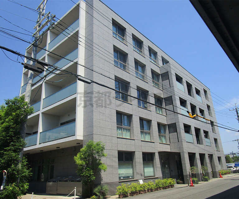 落ち着いた佇まいのモダンな外観
