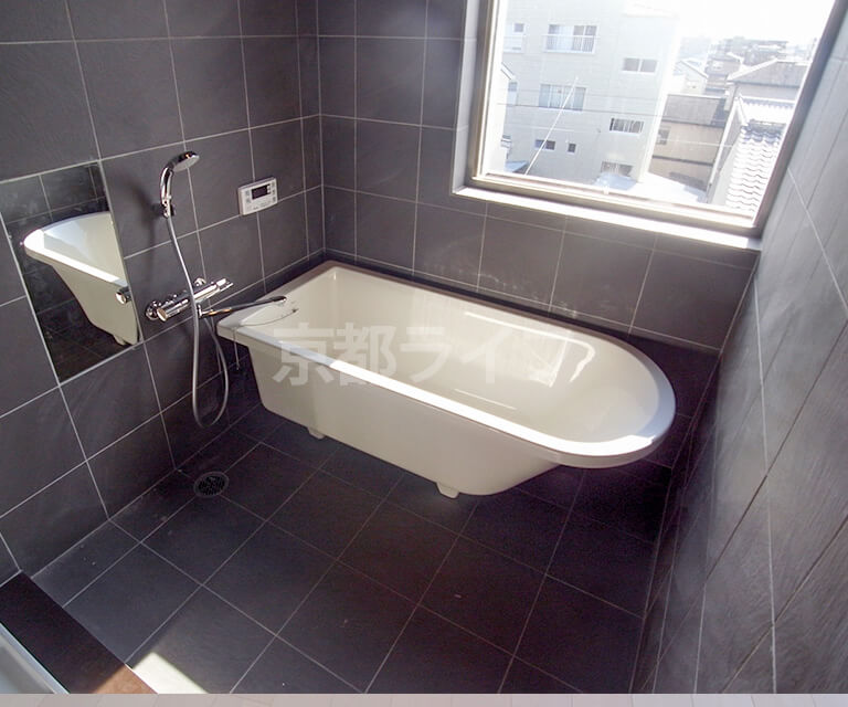 部屋によっては浴室のデザインが異なるものも（404号室）