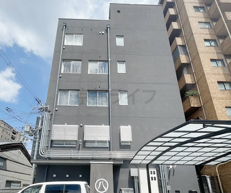 シックな外観