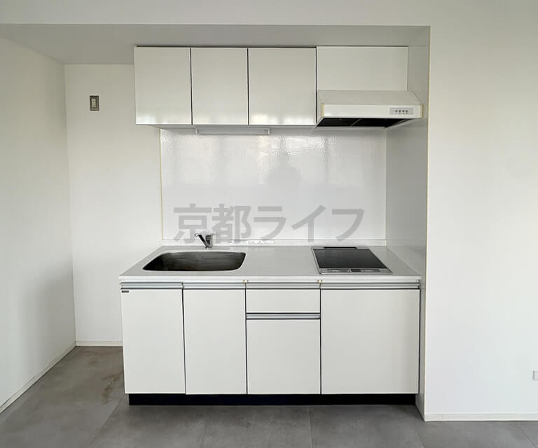 壁付キッチンには2口IHコンロ完備（302号室）