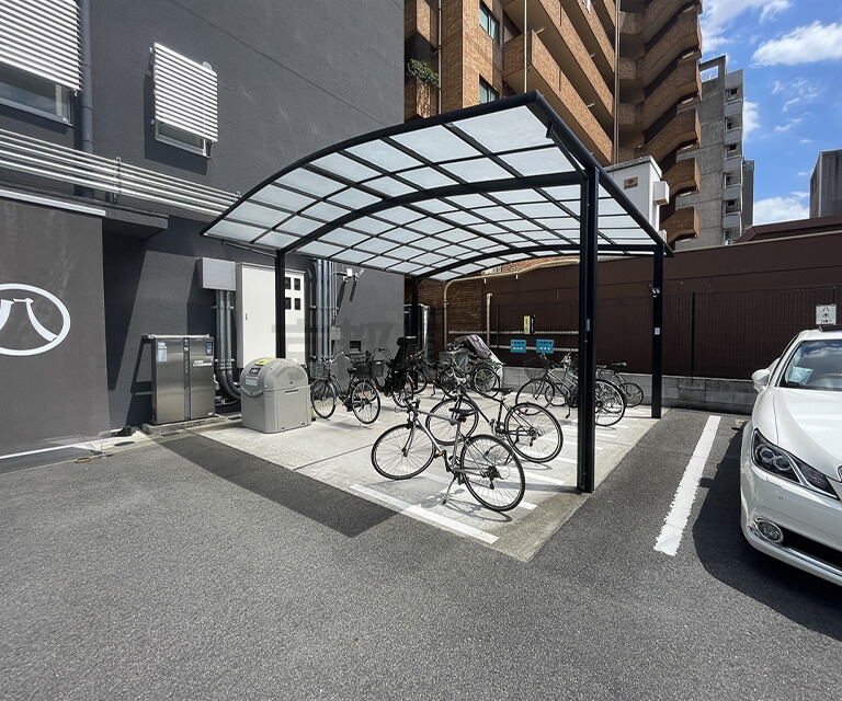 屋根付きの駐輪場も完備