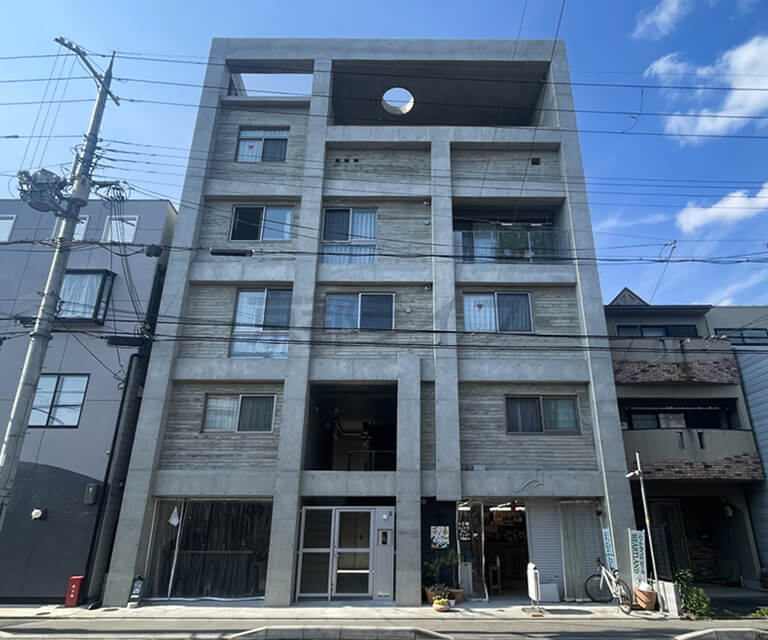 建築美が際立つコンクリート打ちっぱなしの外観