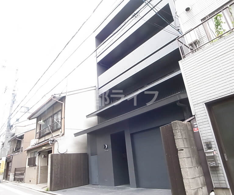 打ちっ放しのコンクリートがシックな雰囲気を醸す建物外観