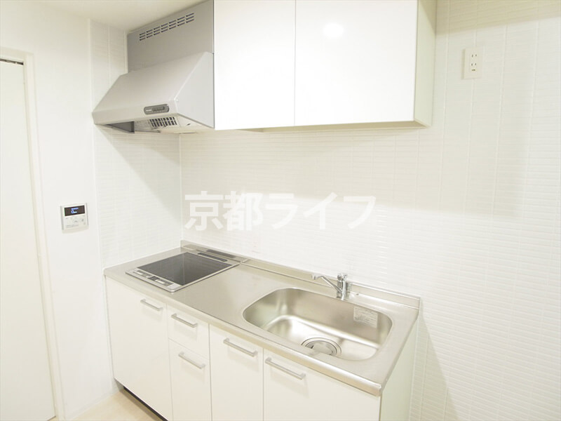 白でまとめられた清潔感のあるキッチン（1LDK／103号室）