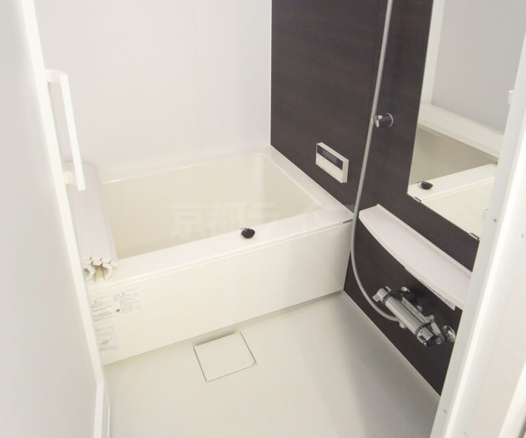 浴室乾燥機付きの広めのバスルーム