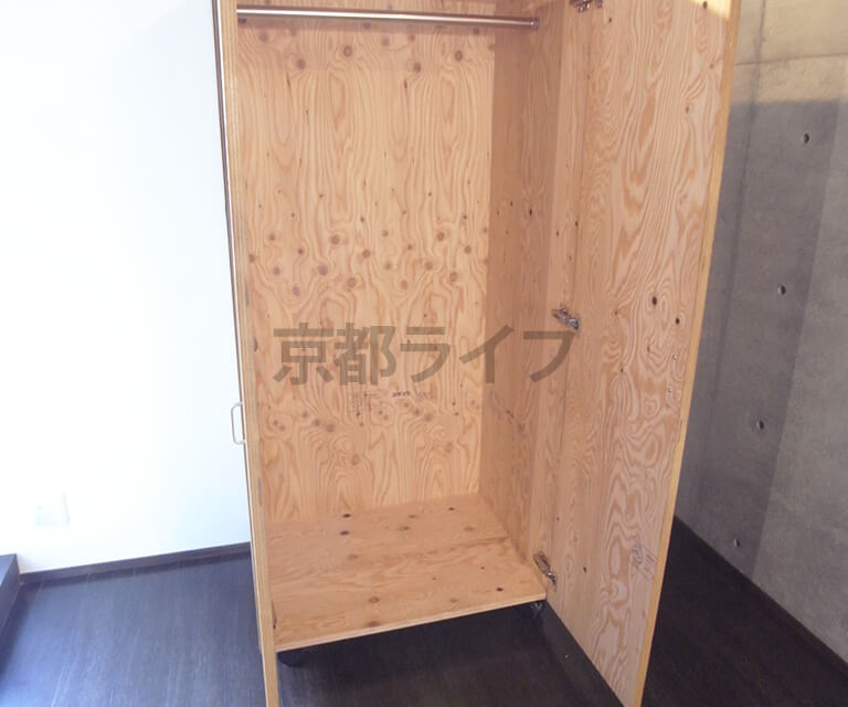 収納も室内の装丁と合わせたものになっている（411号室）