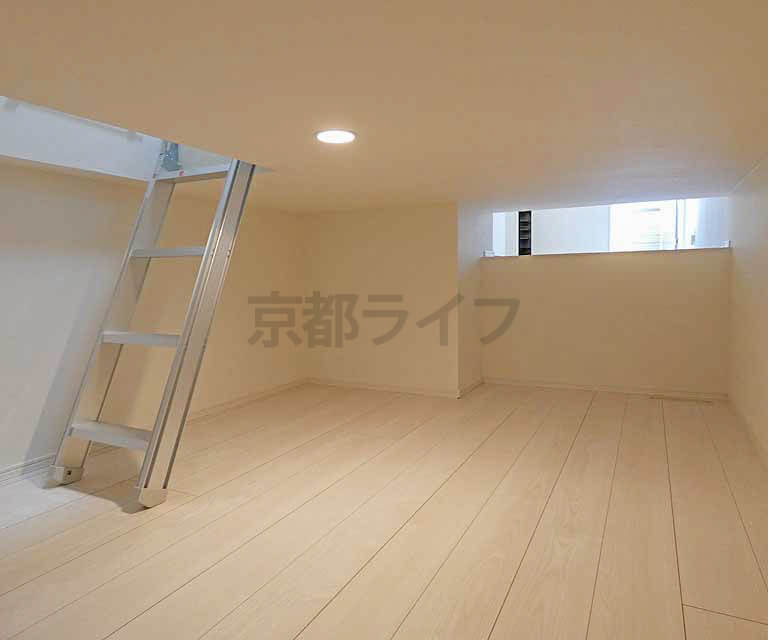 秘密基地のような5.4帖の床下収納
