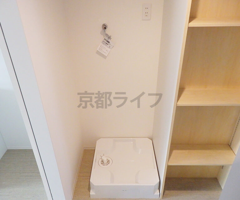 洗濯機置き場にも作り付けの棚が有