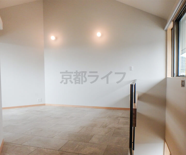 勾配天井が生み出す伸びやかな空間