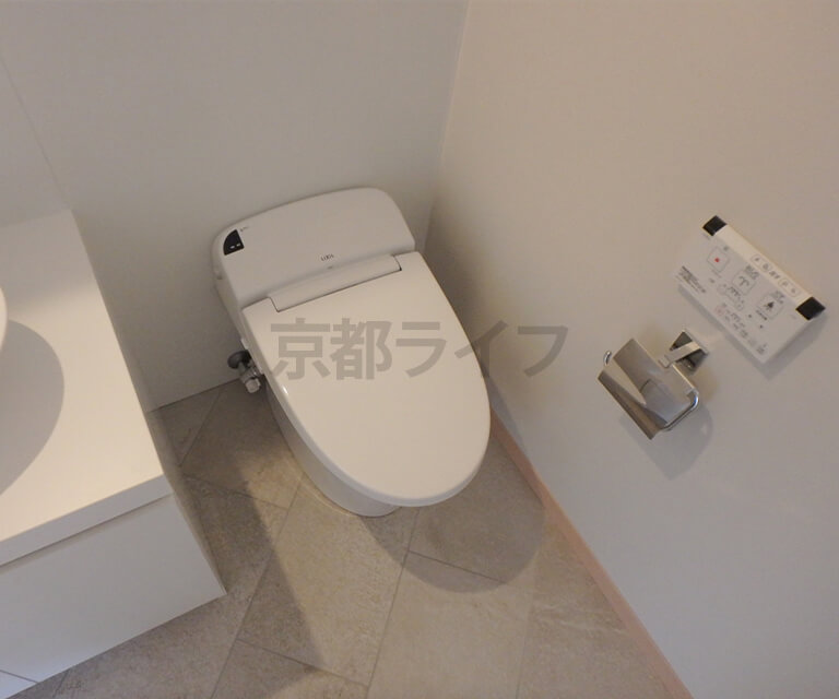 すっきりとしたタンクレストイレ