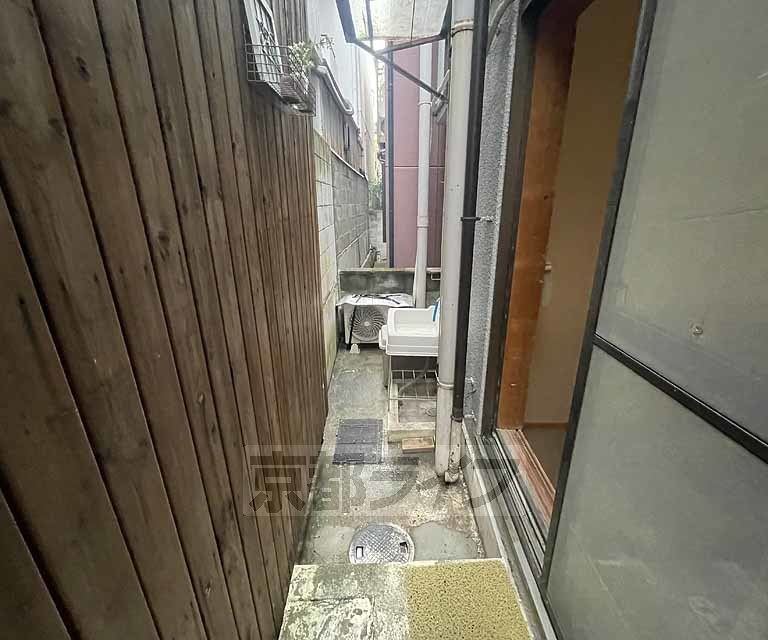 建物裏