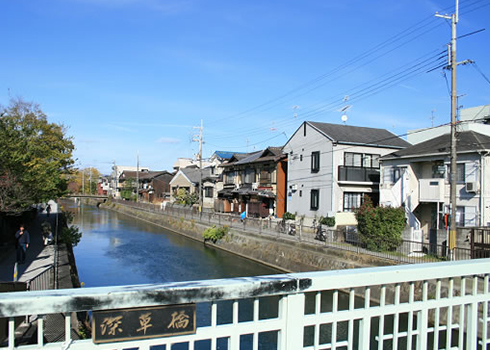 龍谷大前深草駅周辺を流れる疎水