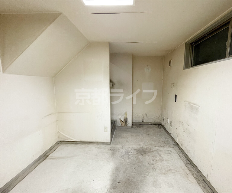 室内（半地下）
