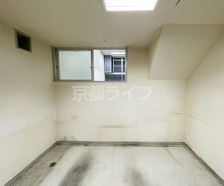 室内（半地下）